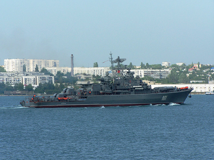 Сторожевой корабль "Ладный" заходит в Севастопольскую бухту