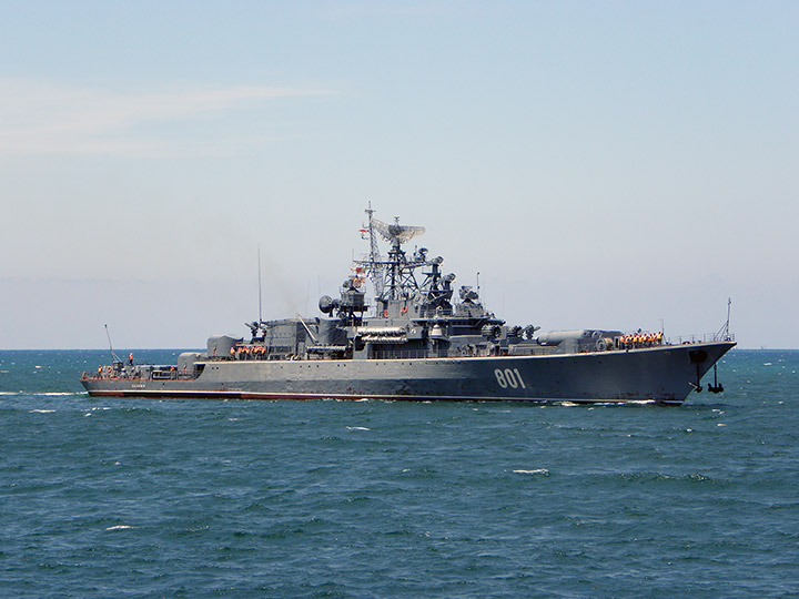 Сторожевой корабль "Ладный" Черноморского флота на ходу