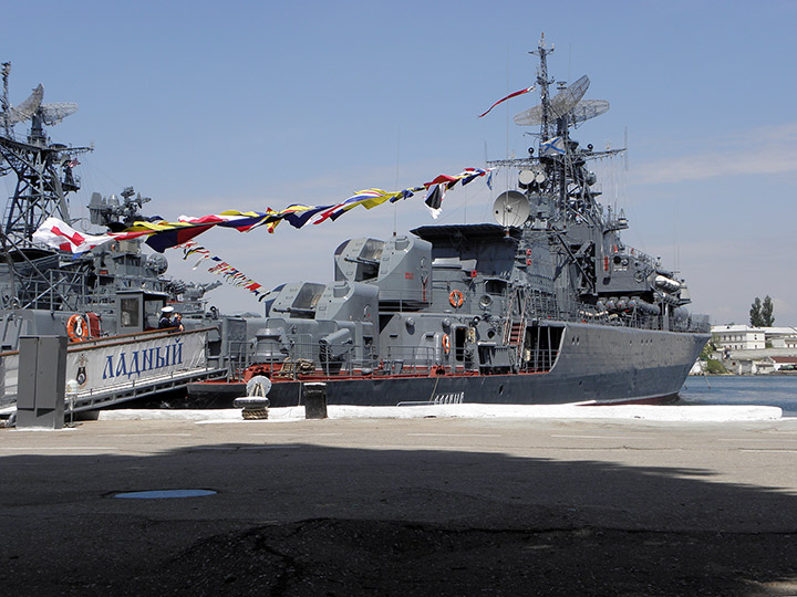 Сторожевой корабль "Ладный" Черноморского флота у Минной стенки, Севастополь
