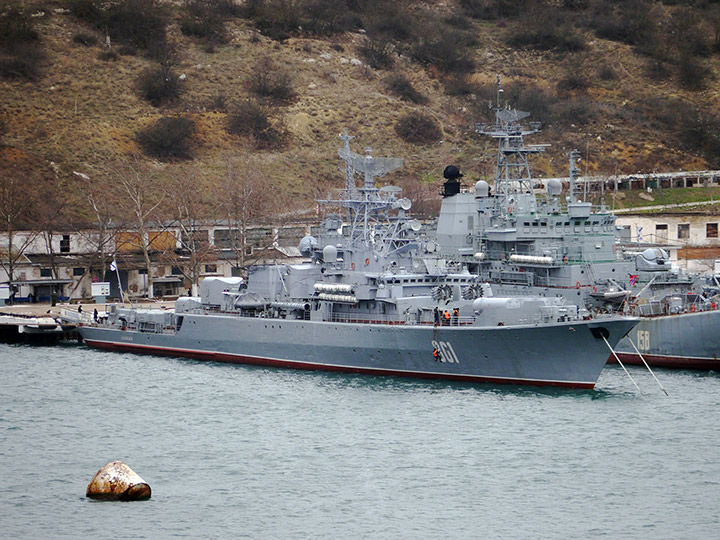 Сторожевой корабль "Ладный" Черноморского флота - замена бортового номера