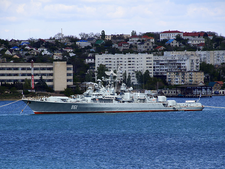 Сторожевой корабль "Ладный" на бочках в Севастопольской бухте