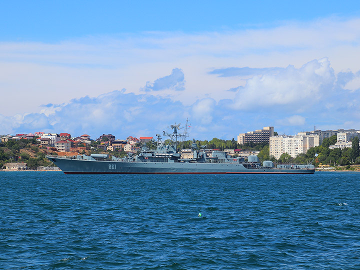 Сторожевой корабль "Ладный" в Севастопольской бухте