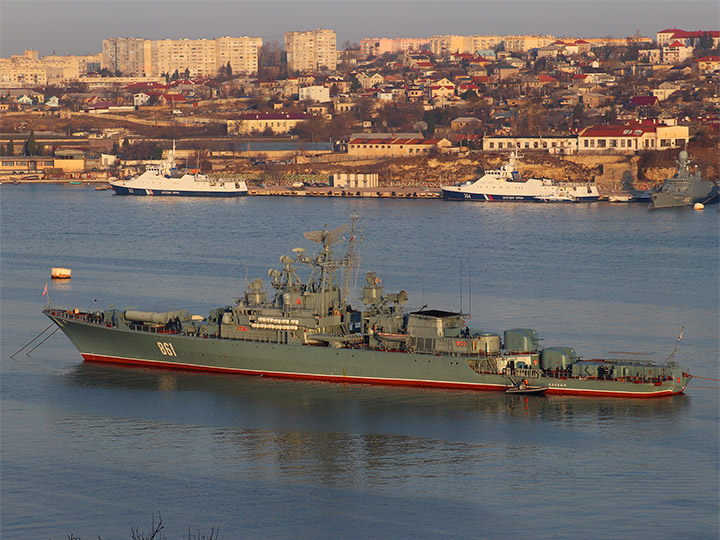 Сторожевой корабль "Ладный" на стенде в Севастопольской бухте