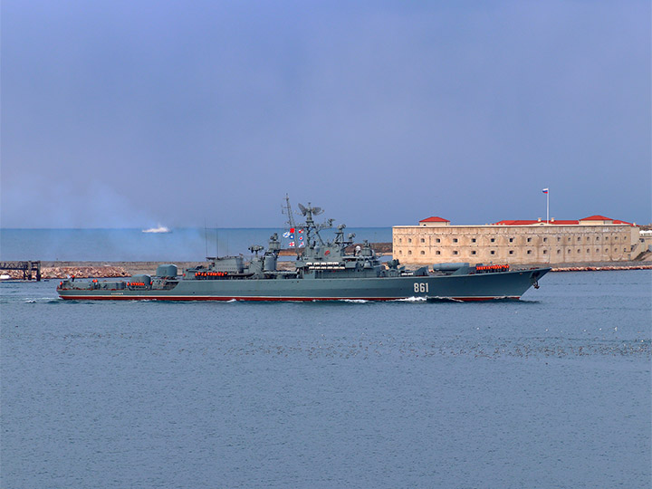 Сторожевой корабль "Ладный" Черноморского флота на фоне Константиновcкой батареи в Севастополе