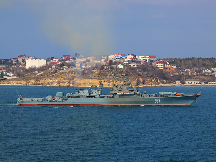 СКР "Ладный" Черноморского флота на фоне Константиновской батареи в Севастополе
