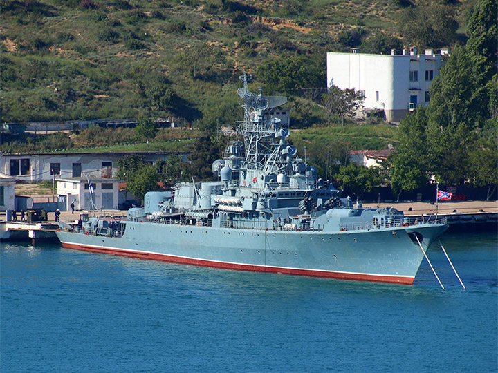 СКР "Ладный" Черноморского флота у причала в Севастопольской бухте