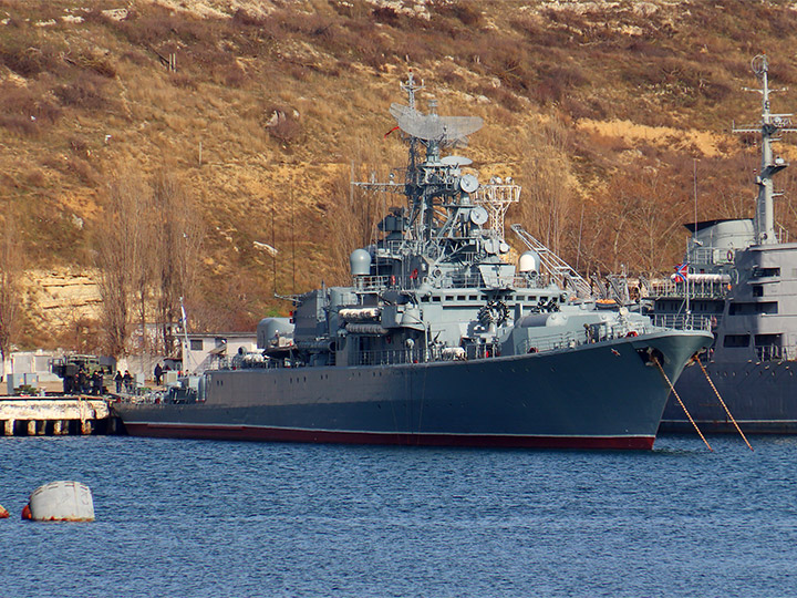 Сторожевой корабль "Ладный" ЧФ РФ у причала в Севастопольской бухте
