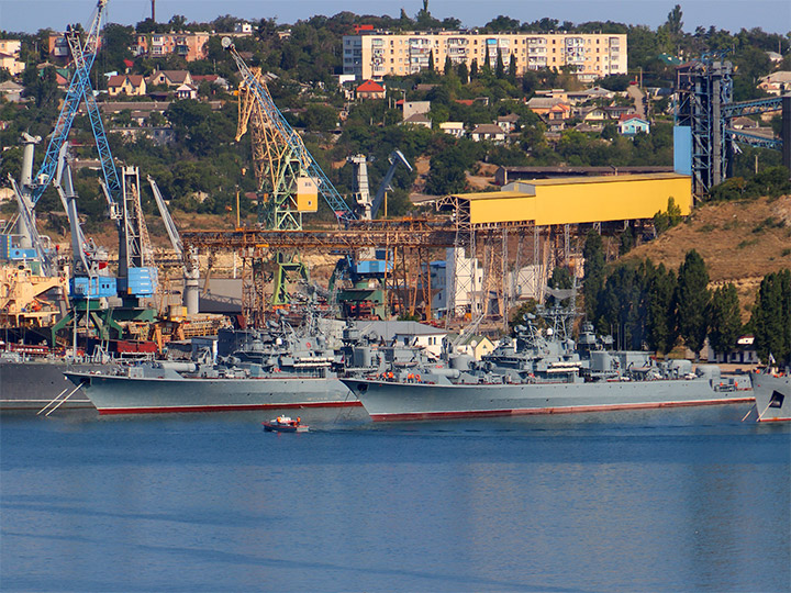 Сторожевые корабли "Ладный" и "Пытливый" ЧФ РФ у причала в Севастополе