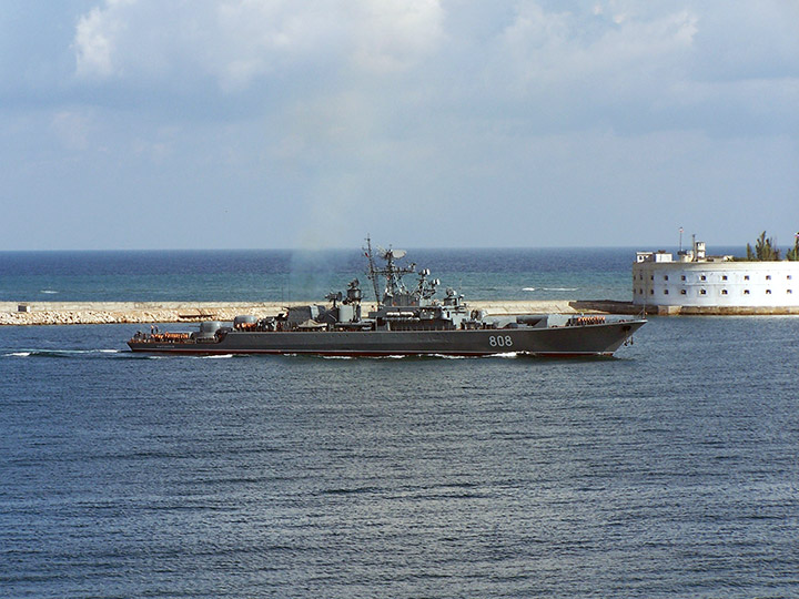 Сторожевой корабль "Пытливый" заходит в Севастопольскую бухту