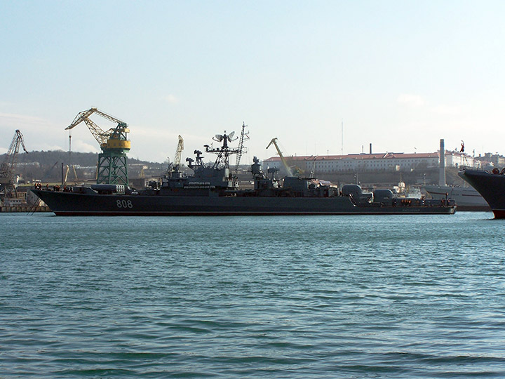 Сторожевой корабль "Пытливый" швартуется на Минной стенке, Севастополь