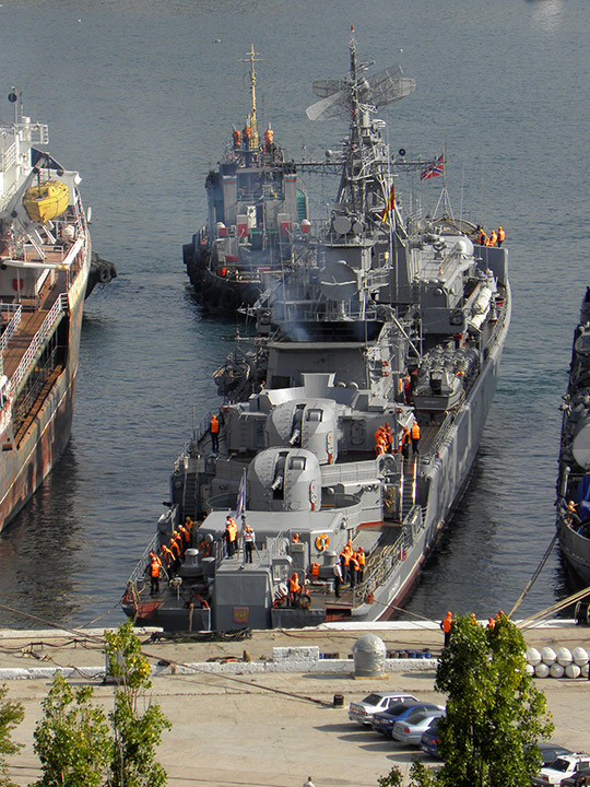 Швартовка сторожевого корабля "Пытливый" Черноморского флота