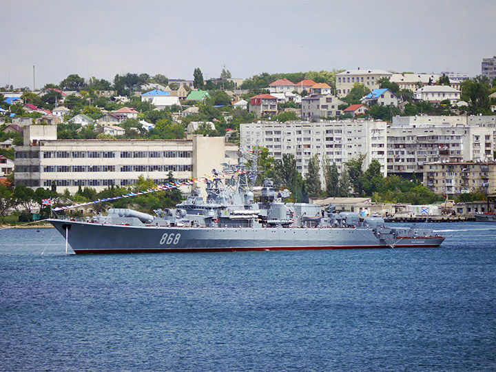 СКР "Пытливый" Черноморского флота в парадном строю