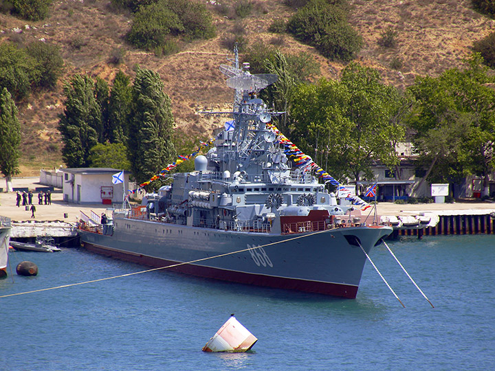Сторожевой корабль "Пытливый" у причала в Севастополе