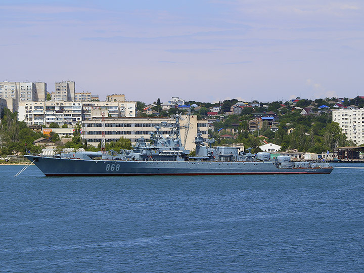 Сторожевой корабль "Пытливый" на бочках в Севастопольской бухте
