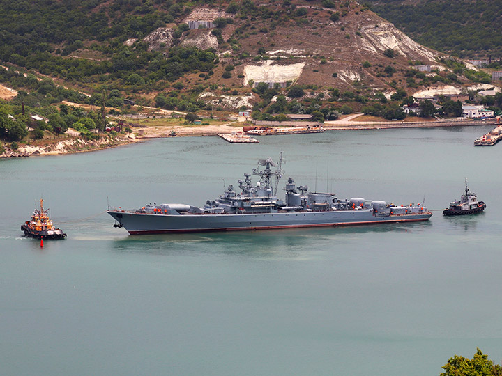 Сторожевой корабль "Пытливый" ЧФ России под буксирами в Севастопольской бухте