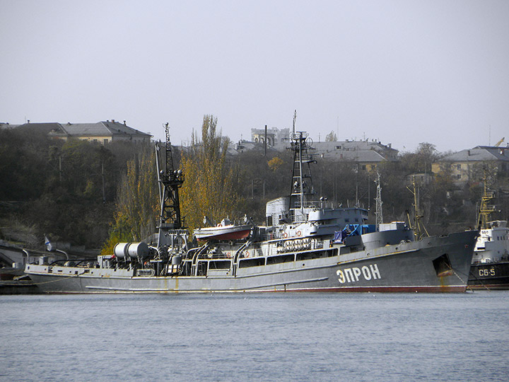 Cпасательное судно "ЭПРОН" у Угольного причала, Севастополь