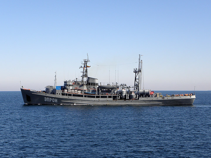 Cпасательное судно "ЭПРОН" выходит из Севастопольской бухты