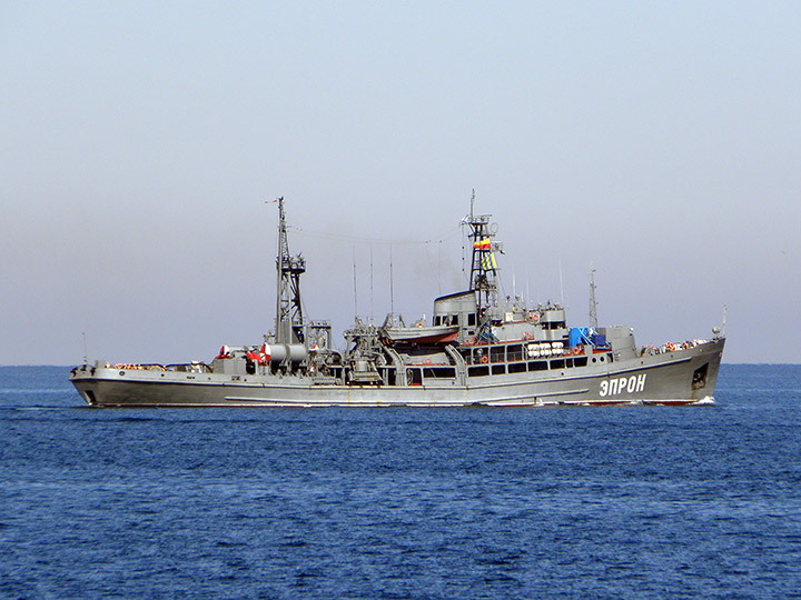 Cпасательное судно "ЭПРОН" Черноморского флота в море