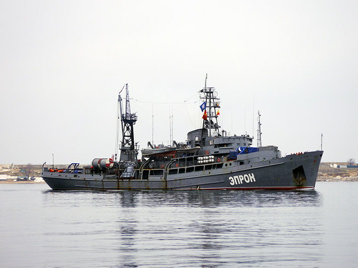 Спасательное судно "ЭПРОН" на ходу