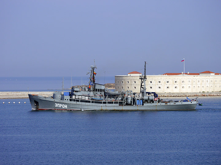 Спасательное судно "ЭПРОН" проходит Константиновскую батарею, Севастополь