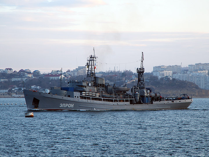 Спасательное судно "ЭПРОН" выходит из Севастопольской бухты