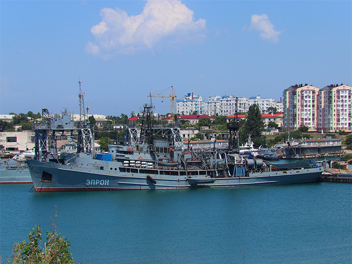 Спасательное судно "ЭПРОН" у причала в Севастополе