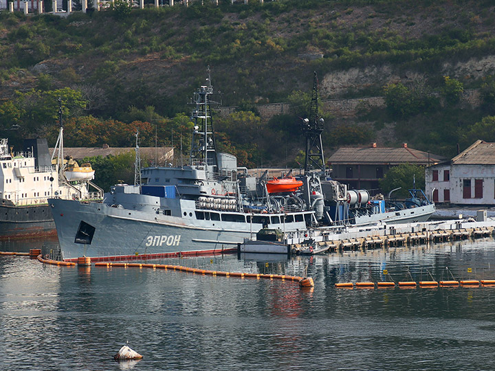 Спасательное судно "ЭПРОН" Черноморского флота у причала в Севастополе