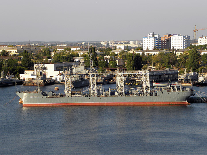 Спасательное судно "Коммуна" у причала в Севастополе