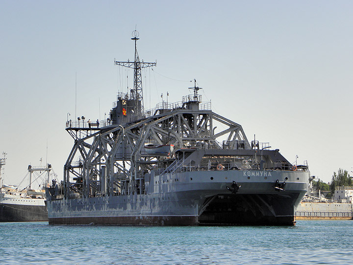 Спасательное судно "Коммуна" готовится к выходу в море