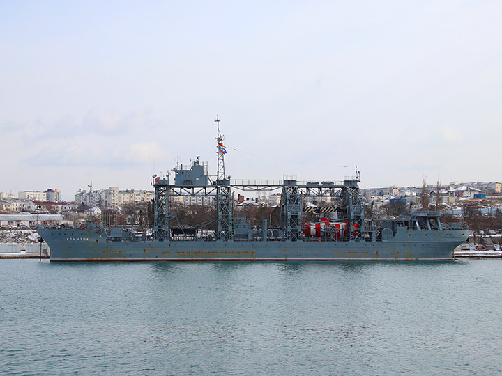 Спасательное судно "Коммуна" у причала в Стрелецкой бухте Севастополя