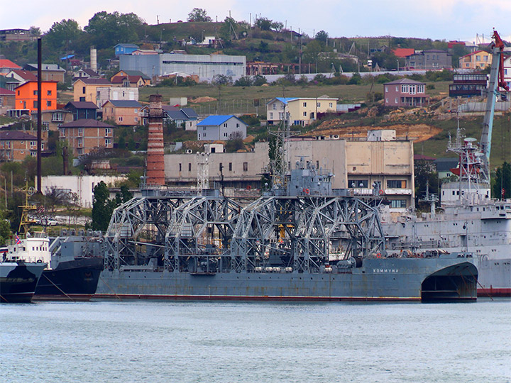 Спасательное судно "Коммуна" на фоне Северной стороны Севастополя