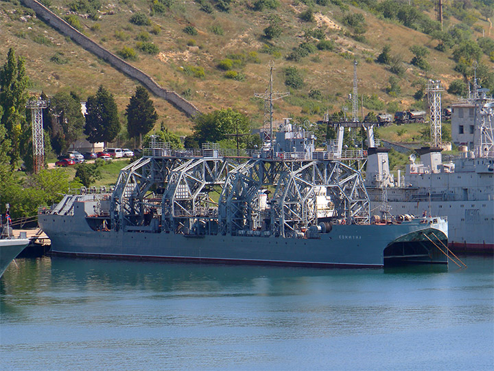 Спасательное судно "Коммуна" у причальной стенки в бухте Севастополя