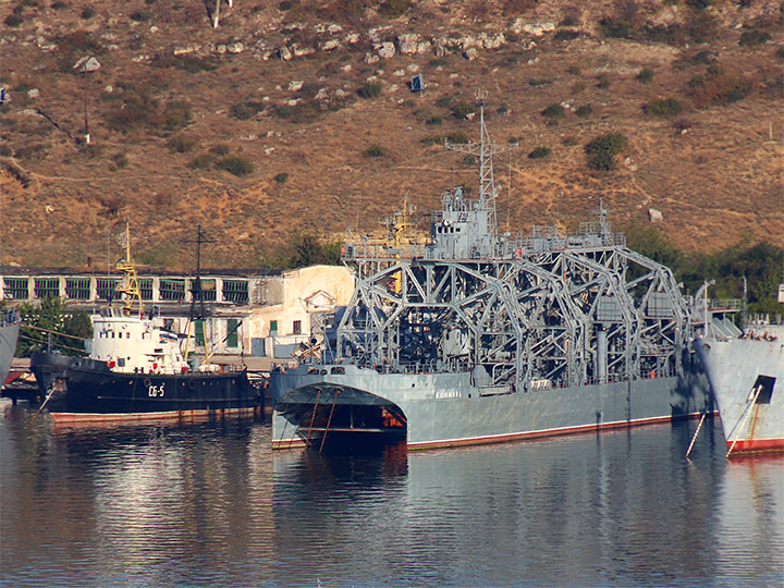 Спасательный буксир СБ-5 и спасательное судно "Коммуна" у причальной стенки в Севастополе