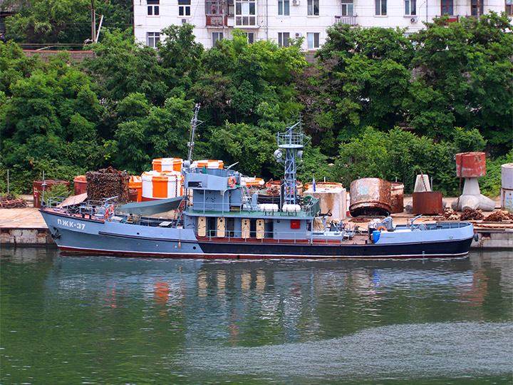 Противопожарный катер ПЖК-37 Черноморского флота РФ у причальной стенки
