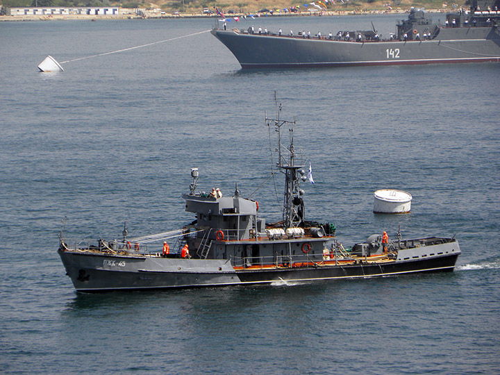 Противопожарный катер "ПЖК-45" Черноморского флота в Севастопольской бухте