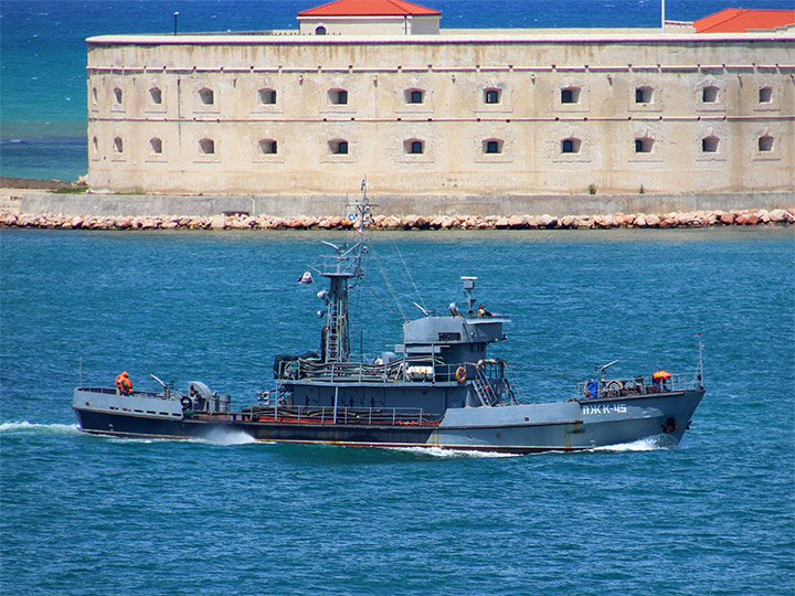 Противопожарный катер ПЖК-45 на ходу в Севастопольской бухте