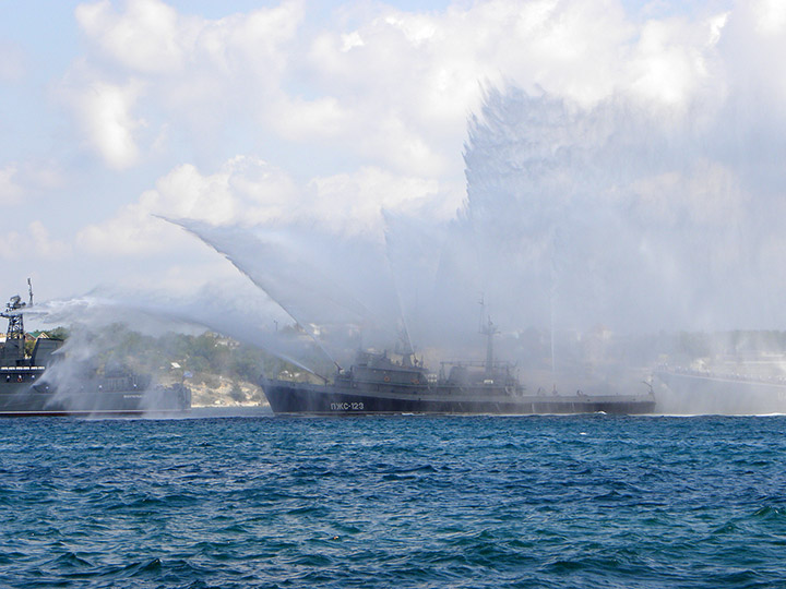 Противопожарное судно "ПЖС-123" - демонстрация возможностей на День ВМФ РФ