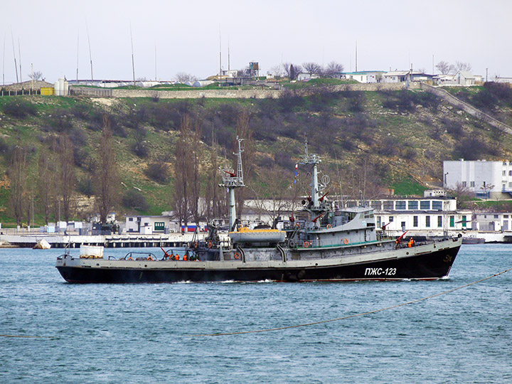 Противопожарное судно "ПЖС-123" проходит по Севастопольской бухте