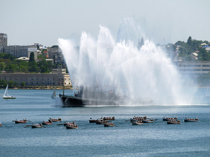 Противопожарное судно "ПЖС-123" на репетиции военно-морского парада