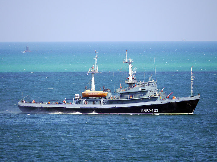 Противопожарное судно "ПЖС-123" на ходу