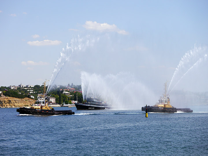Противопожарное судно "ПЖС-123" и буксиры Черноморского флота