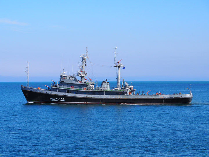 Противопожарное судно "ПЖС-123" Черноморского флота выходит в море