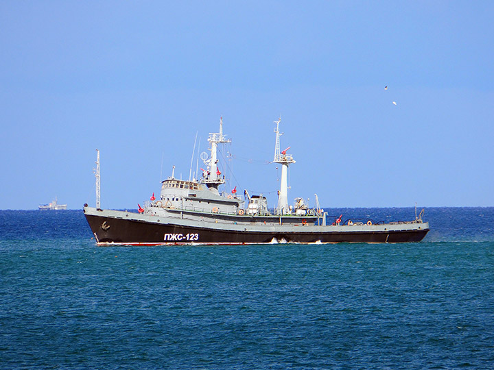 Противопожарное судно "ПЖС-123" в море