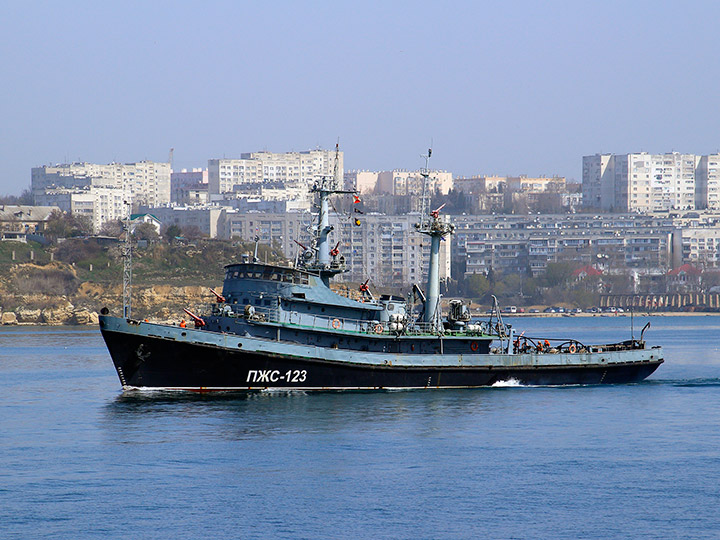 Противопожарное судно "ПЖС-123" на выходе из Севастопольской бухты