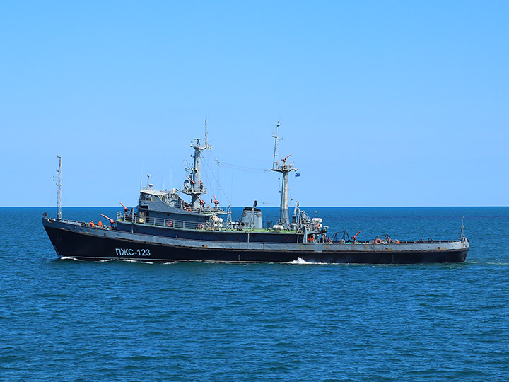 Противопожарное судно "ПЖС-123" выходит в море