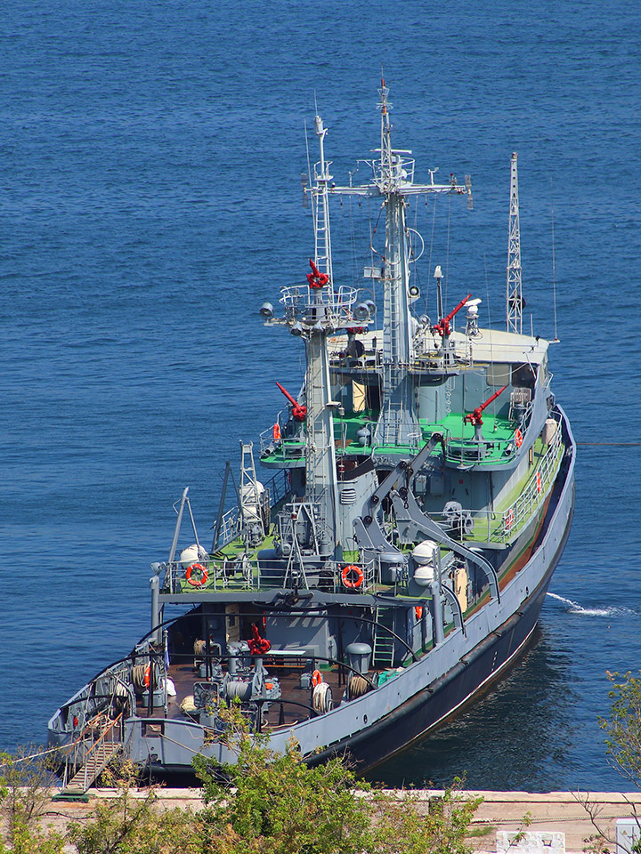 Противопожарное судно ПЖС-123 у причала в Севастополе