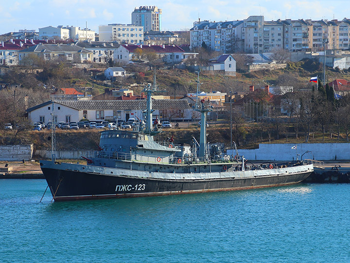 Противопожарное судно ПЖС-123 у причала в Стрелецкой бухте Севастополя