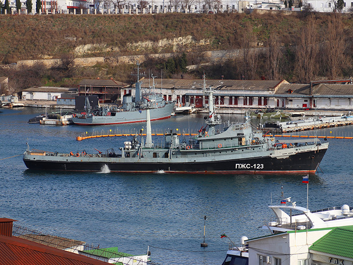 Противопожарное судно ПЖС-123 в Южной бухте Севастополя