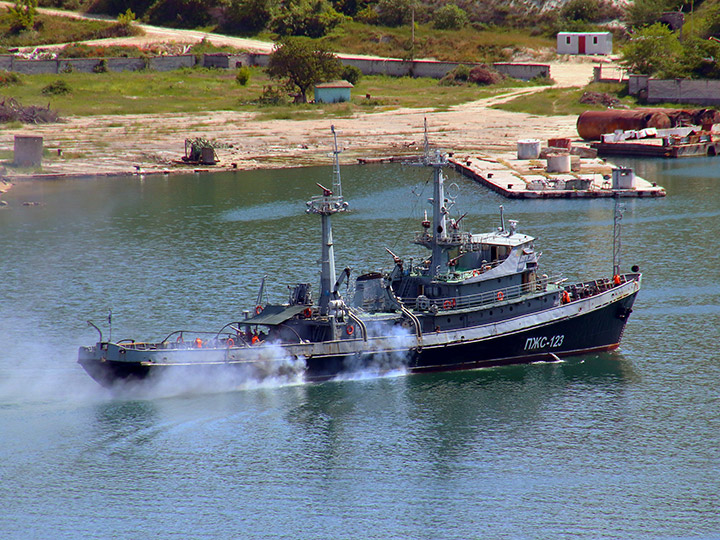 Противопожарное судно ПЖС-123 на ходу в Севастопольской бухте