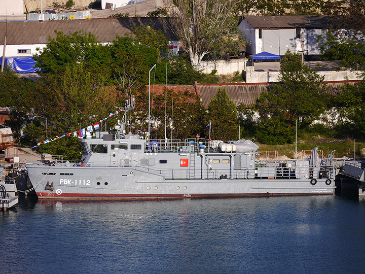 Катер "РВК-1112" Черноморского флота с флагами расцвечивания